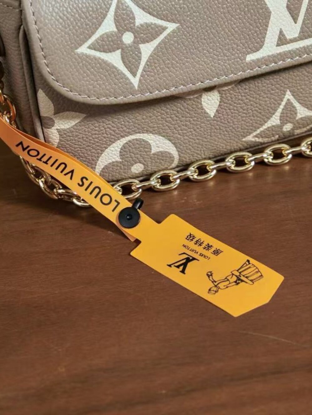 Classic Louis Vuitton Bag: A Stylish and Versatile Choice for Elegance - Picture 5 of 6